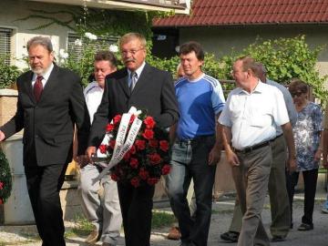 Kladenie vencov k pamätníku padlým Kladenie vencov k pamätníku padlým
