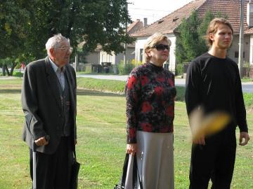 Kladenie vencov k pamätníku padlým Kladenie vencov k pamätníku padlým