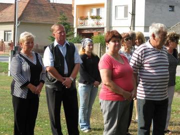 Kladenie vencov k pamätníku padlým Kladenie vencov k pamätníku padlým