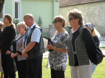 Kladenie vencov k pamätníku padlým Kladenie vencov k pamätníku padlým